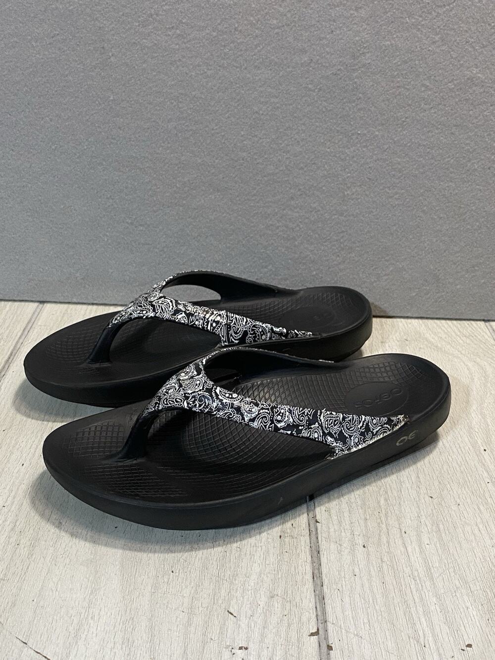 Oofos OOlala Limited Edition Recovery Thong Sandals Paisley Print SZ 9